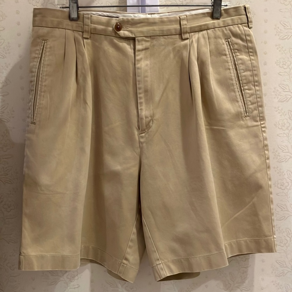 Cutter & Buck Pleated shorts size 36 Khaki